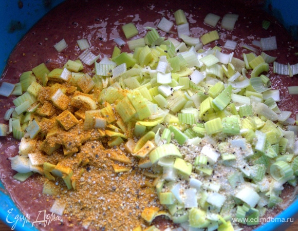 Всыпать в печеночный состав лук и специи.