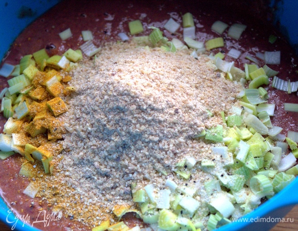 Добавить гречневую муку или измельченные хлопья.