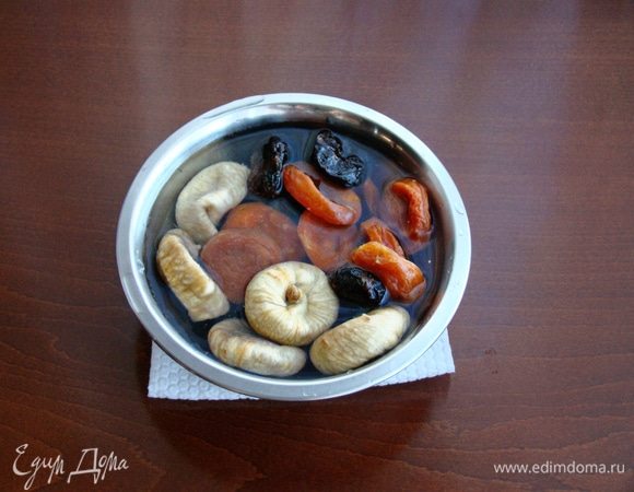 Сухофрукты залить кипятком и оставить на несколько минут. Затем воду слить, фрукты обсушить бумажным полотенцем.