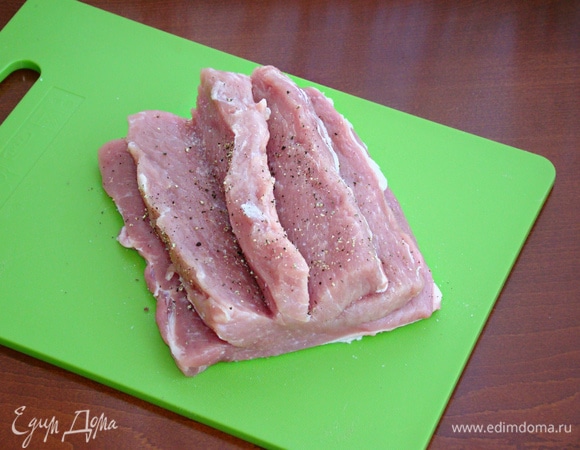 В свиной вырезке сделать 5 продольных глубоких надрезов. Натереть солью и посыпать смесью измельченных перцев. 