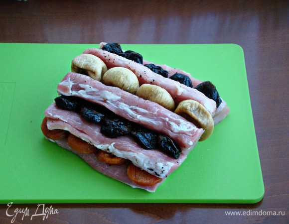 Заполнить разрезы сухофруктами: в средний — инжир, по бокам — курагу и чернослив.