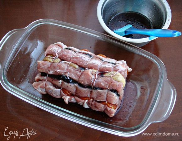 Мясо плотно обвязать кулинарной нитью, уложить в форму для запекания и смазать смесью меда, масла и красного вина. Поставить в разогретую до 170–180°C духовку на 1,5 часа.