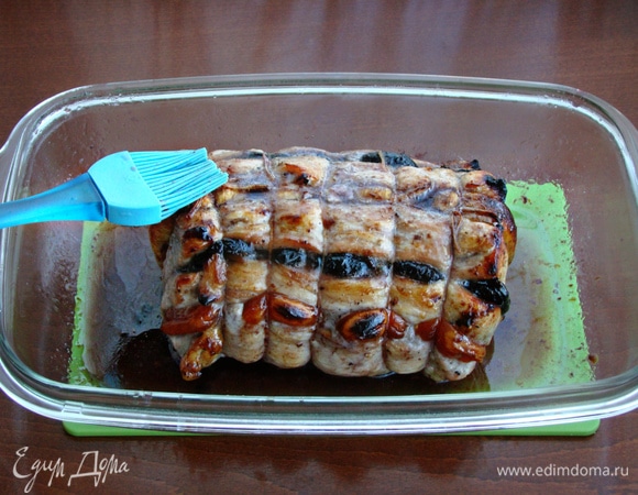 Во время запекания мясо периодически необходимо поливать образовавшимся соком.