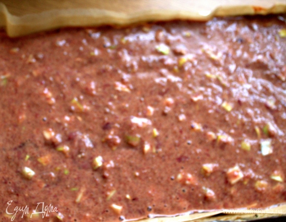 Разлить треть состава в прямоугольную форму на смазанный пергамент, размер — 24х15 см. Запечь в духовке можно и одним пластом, а потом разрезать.