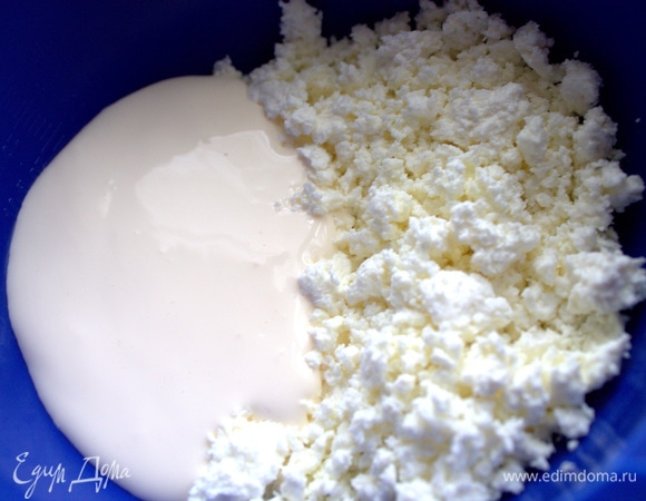 Для крема-прослойки смешать сыр и творог. Если творог сухой, разбавить двумя столовыми ложками молока. Сыр, который продают в ванночках, а не в брикетах. Уместно использовать с добавками (зелень, паприка или чеснок).