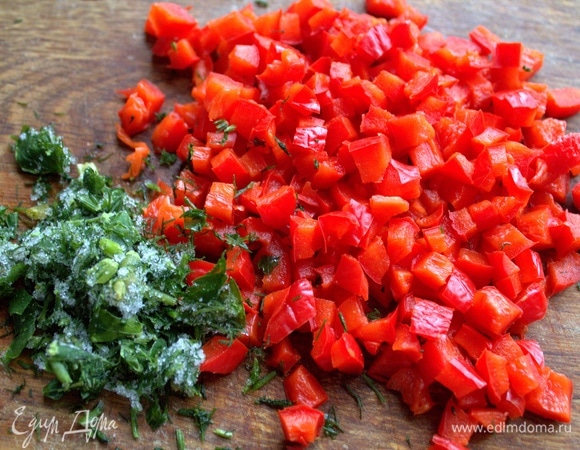Измельчить болгарский перец и замороженную зелень (петрушка и укроп).