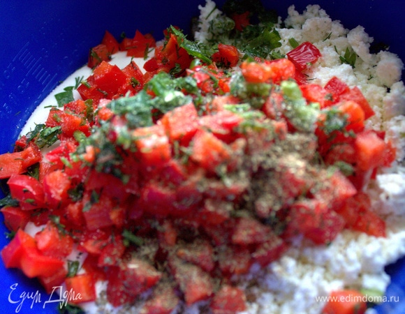 Поперчить, посолить. Вместо соли подойдет мелко порубленный соленый огурчик.