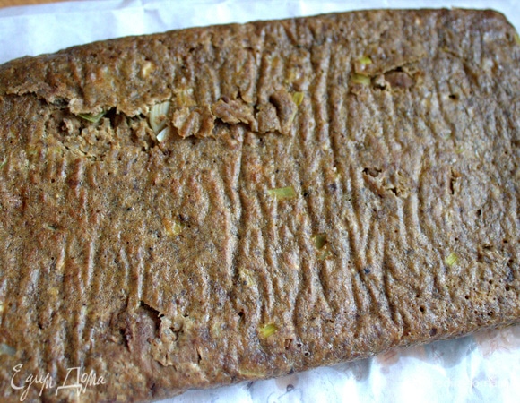 Коржи (3 шт.) выпекались при 200°C 20 минут. Остудить, перенести на доску.