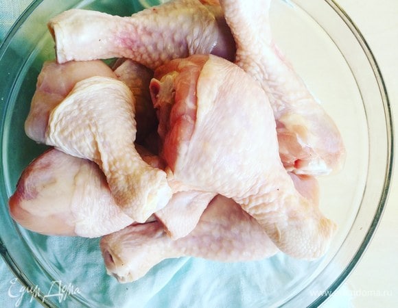 Куриные голени моем и сушим бумажным полотенцем.