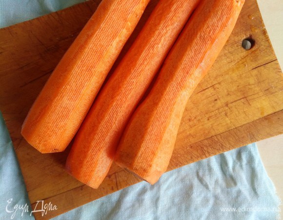 Морковь чистим и нарезаем на кружочки.