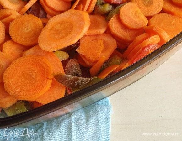 В форму выкладываем перец (у меня замороженный) и морковь. Затем сахар и бальзамический уксус, слегка перемешаем.