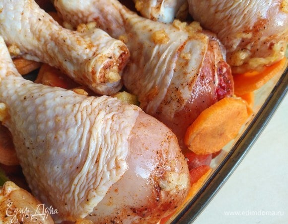 Сверху кладем голени. Отправляем в разогретую духовку на 30 минут.