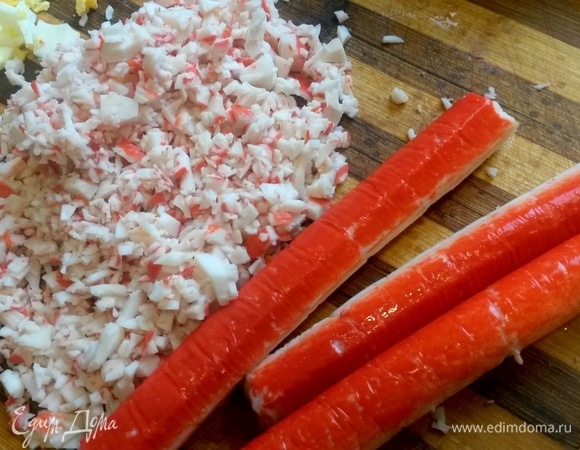 Палочки измельчаем ножом, можно и при помощи терки или техники.