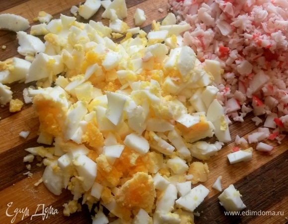 Яйца отварить вкрутую, нарезать.