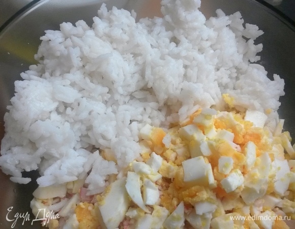 Рис (пакетик) отварить, к нему пересыпать яйца и палочки.