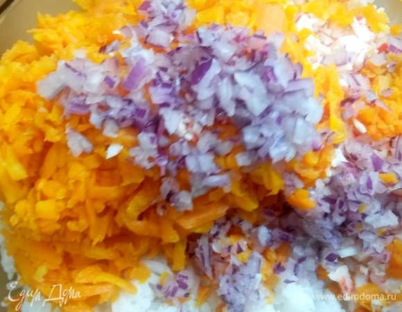 Также покрошить лук.