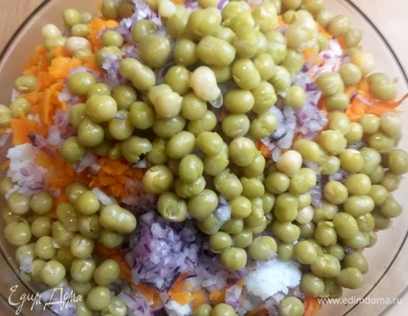С горошка слить воду, пересыпать в салат. Вместо горошка можно только кукурузу. 