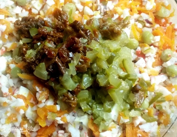 Пикантности добавят огурчик и томаты. Покрошить их мелко.