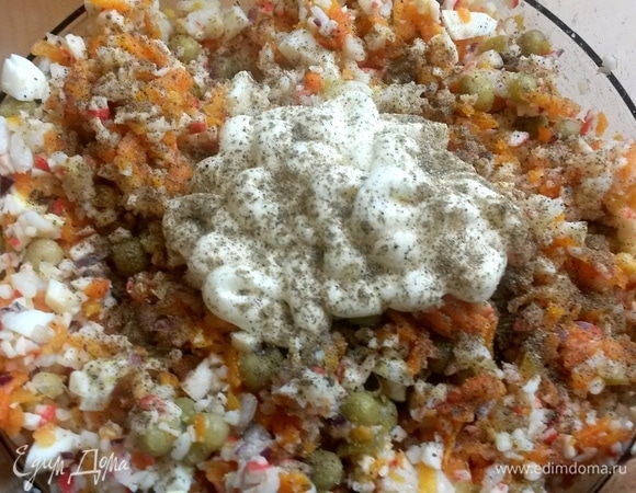 Заправляем майонезом, солим, перчим.