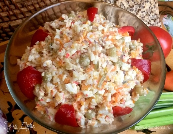 Заправленный салат переносим в салатник.