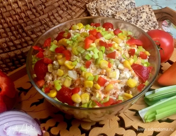 Украсила сверху болгарским перцем, кукурузой и пореем.