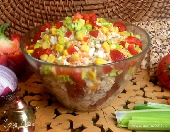 Салат лучше охладить под крышкой.