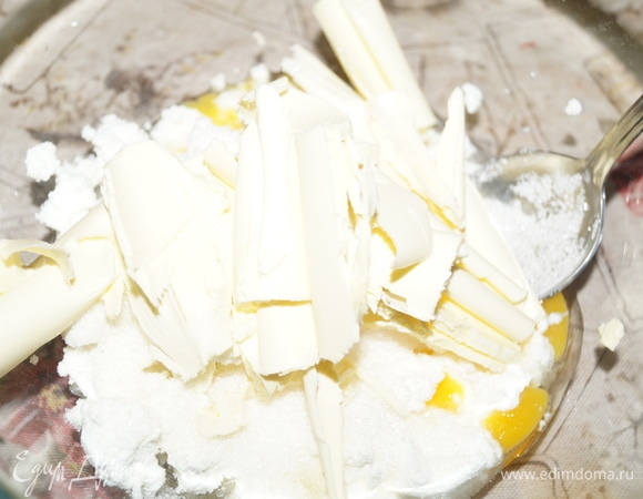 Яйца, сахар, масло, творог разотрите до однородной массы.