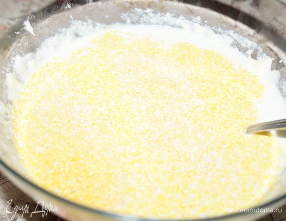Добавьте молоко и кукурузную крупу.