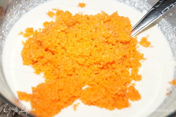Морковь измельчите в блендере или натрите на мелкой терке.