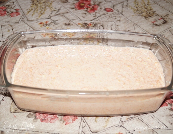 Массу выложите в смазанную маслом форму.