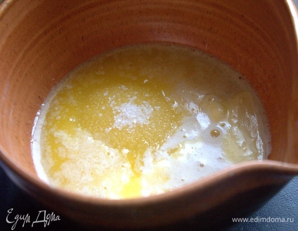 Масло растопить, всыпать мелкий сахар и ваниль.