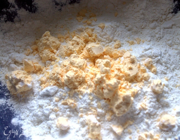 Добавить желток или, как у меня, яичный порошок — 1 ст. л. Он только добавит рассыпчатости в любую выпечку. Сырые желтки можно ввести в масло.