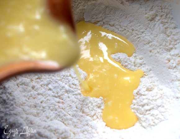 В мучной состав влить растопленное масло.