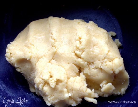 Замесить быстро руками песочное тесто. Может понадобиться дополнительная ложка муки. Или упаковать тесто в пленку и убрать в холодильник до востребования.