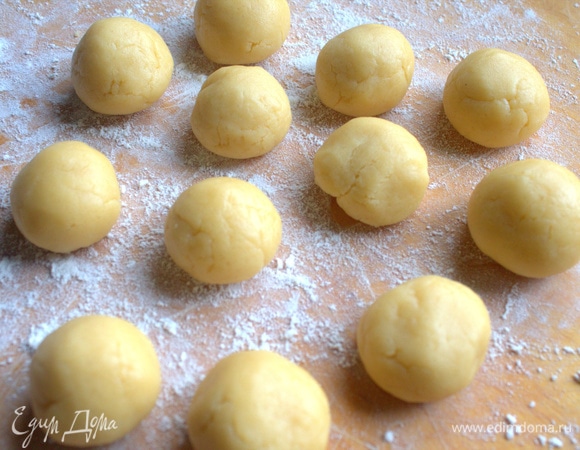 Отщипывать тесто и скатать шарики размером чуть более грецкого ореха.