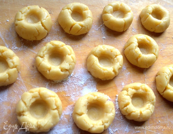 Расплющить шарик, сделать глубокую ямку.