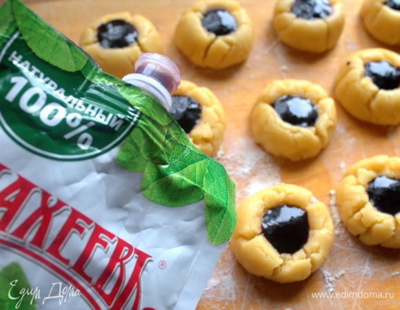 Я решила использовать для начинки джем ТМ «Махеевъ», его удобно дозированно выдавливать.