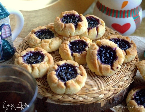 Горячее может поломаться, осторожно переносим на стол.