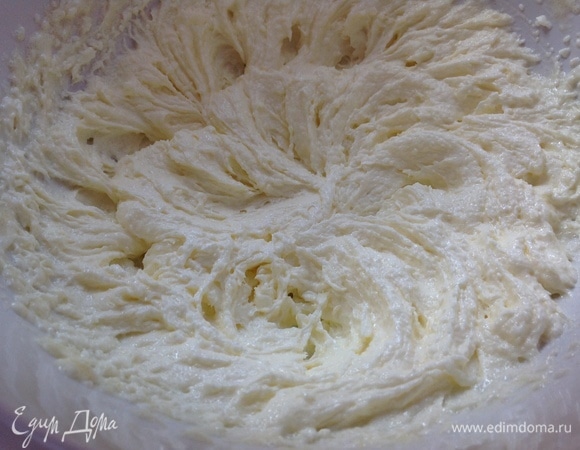Масло должно быть мягким. Хорошо взбейте его с сахаром.