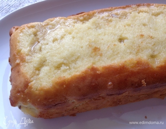 Срезаю верхушку кекса. В сотейник — лимонный сок и сахар, нагреваю до 70–75°C, добавляю апельсиновый ликер. Быстро поливаю кекс.