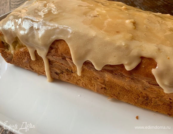 Покрываю кекс глазурью.