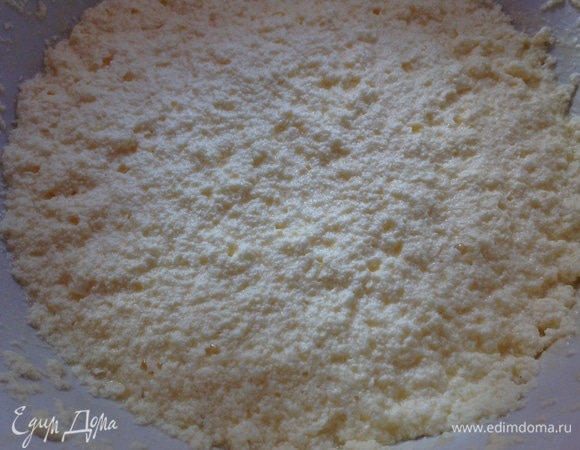 Влить сливки, взбить, добавить ликер.