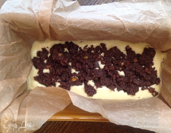 Влить половину теста в форму, затем — маковая начинка, сверху —остальное тесто.