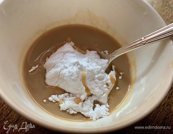 Ликер смешать с сахарной пудрой. Глазурь должна быть довольно густая не очень жидкая, обращаю ваше внимание на то, что она быстро густеет, выкладывать нежно и быстро!