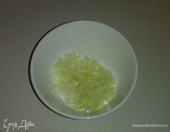 Репчатый лук нарезаем кубиками.