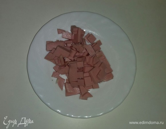 Так же кубиками нарезаем докторскую колбасу.