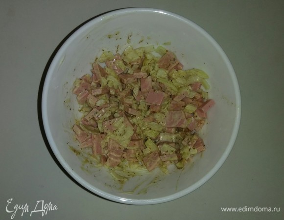 Смешиваем нарезанные лук и колбасу. Добавляем к ним майонез, горчицу, сухую приправу «Аджика» и сушеные помидоры, предварительно измельченные, и сушеный базилик. Перемешиваем все вместе и ставим на 1 час в холодильник.