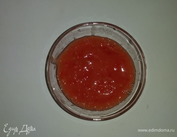 В блендере измельчаем помидор до состояния пюре. Это будет соус для пиццы.