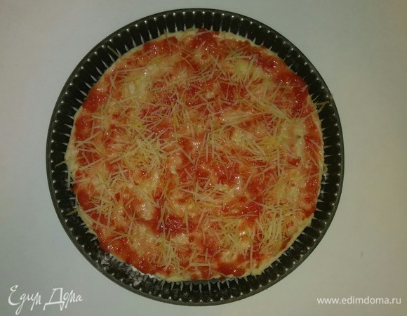  Кладем на соус натертый сыр.