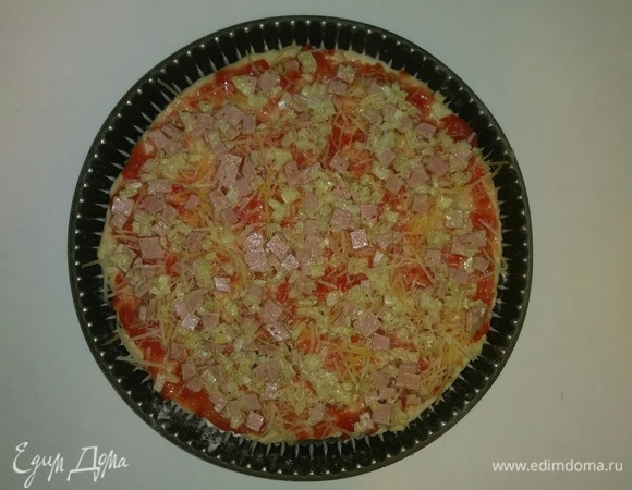 Затем достаем из холодильника маринованную с луком и специями колбасу и кладем ее на сыр. Ставим пиццу в разогретую до 200°C духовку на 20 минут (время выпечки зависит от духовки). Спустя это время пицца готова. Приятного аппетита!